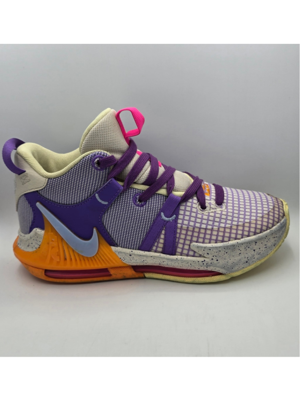 Nike Boys LeBron James Witness 7 Basketball Shoes Size 4.5Y Purple Gold Lakers